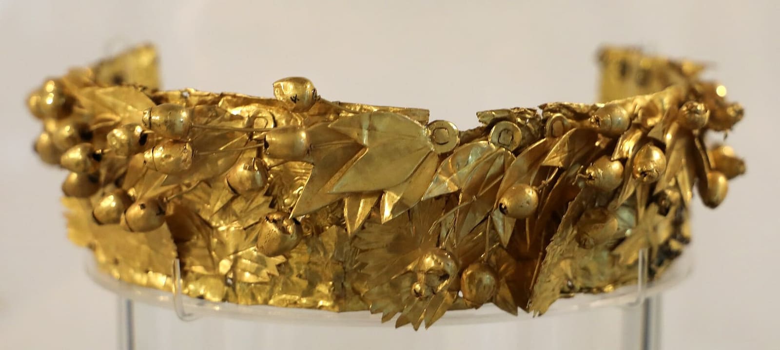 the gold diadem of the Treasure of Hera, a double garland of myrtle, in the museum in Crotone