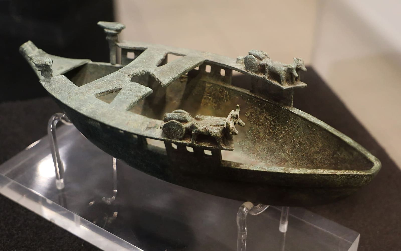 the bronze Nuragic boat, with animals on its rim