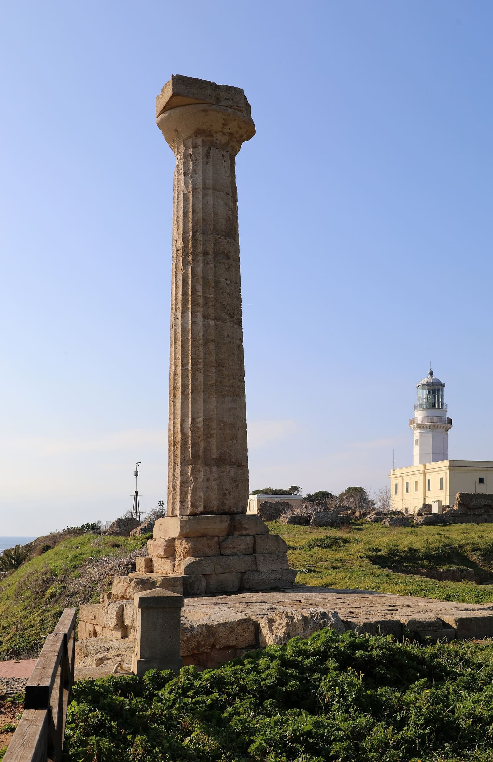 la colonna del tempio di Hera e il faro di Capo Colonna