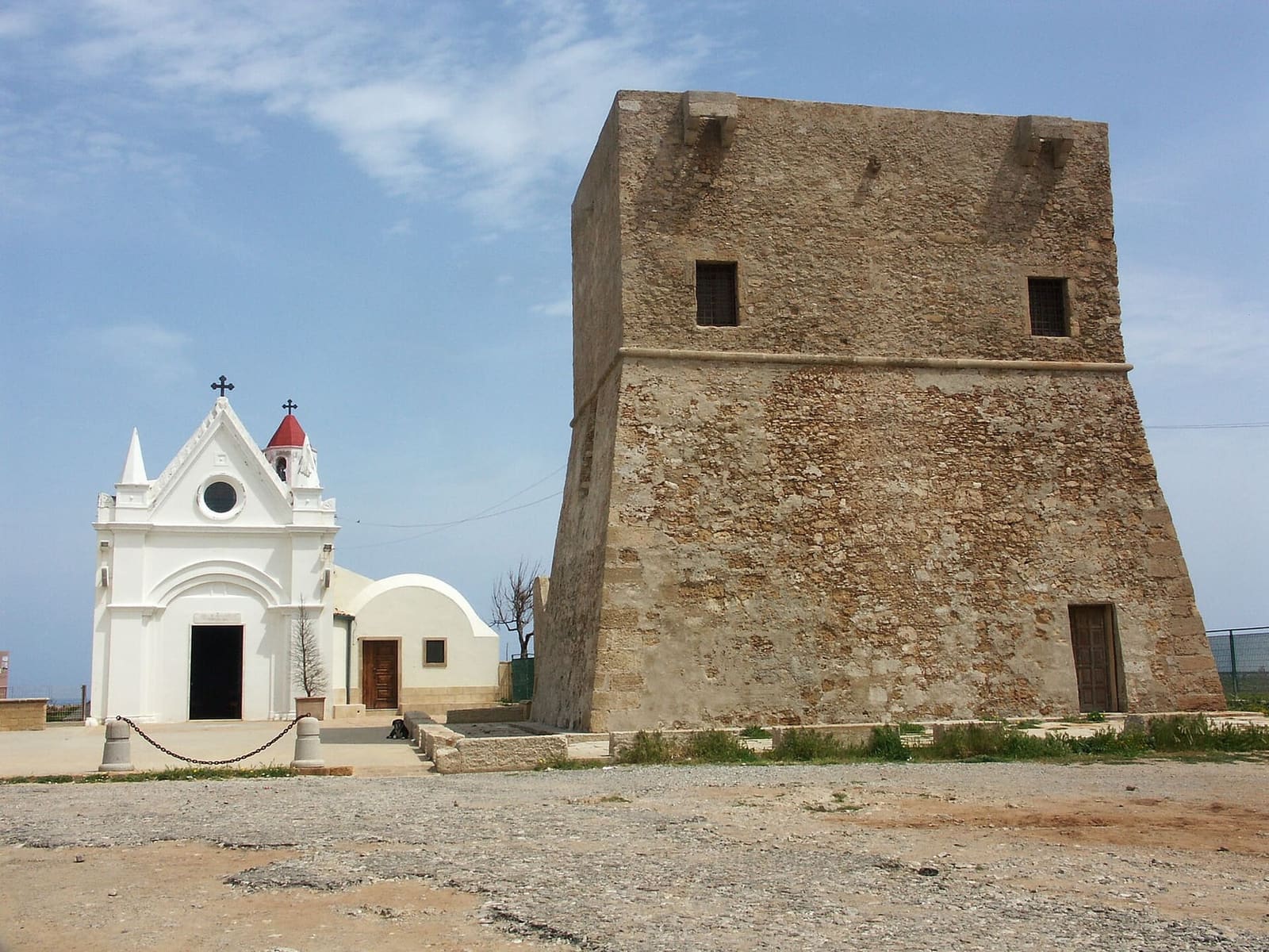 the Torre Nao, from the sixteenth century, and the church of the Madonna di Capo Colonna