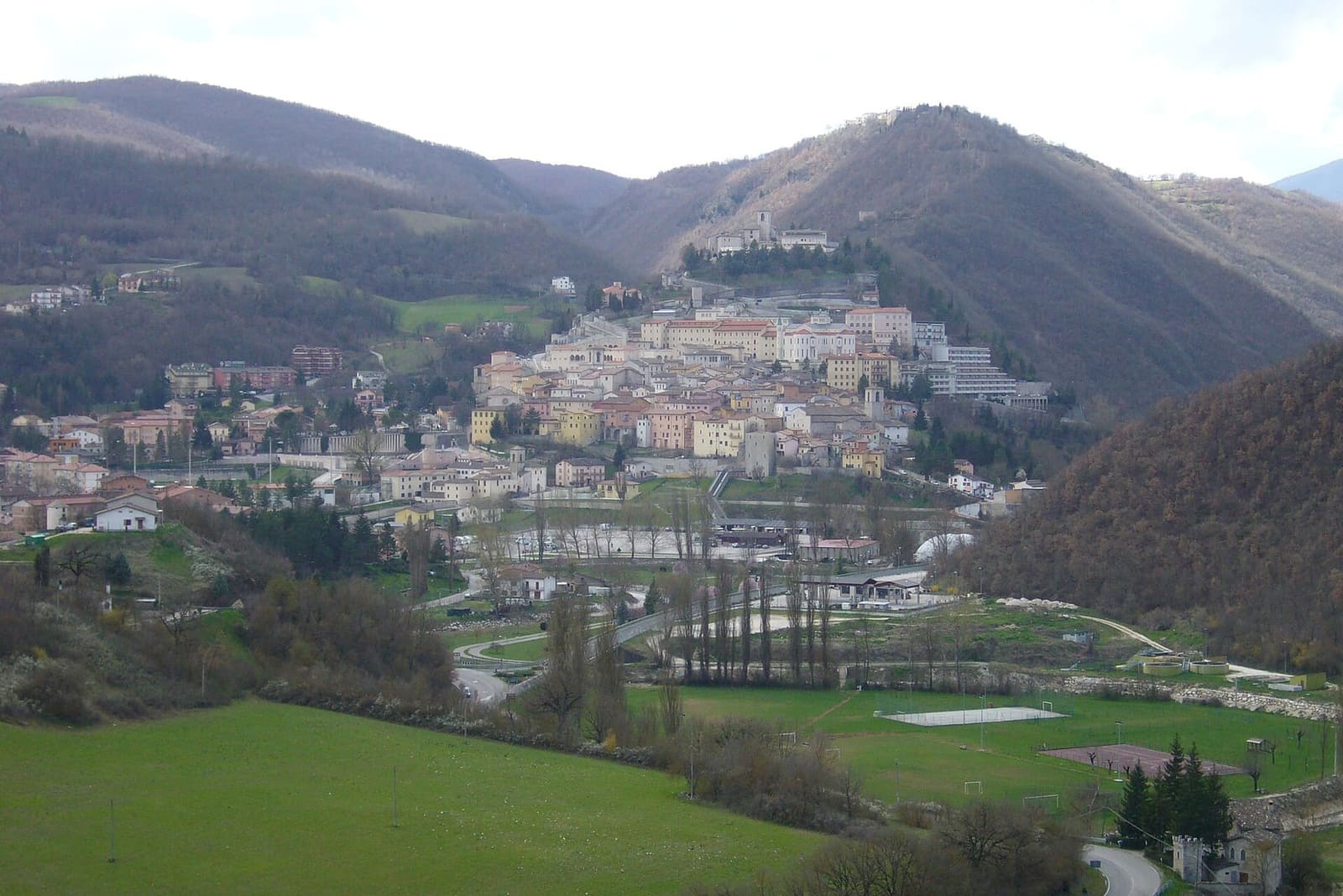 Cascia vista dalla piana, con il paese che sale sul fianco del monte