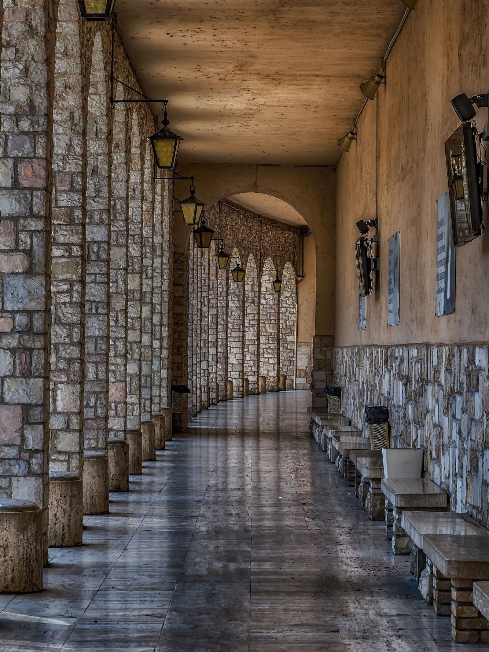 il porticato del complesso della basilica di Santa Rita, a Cascia