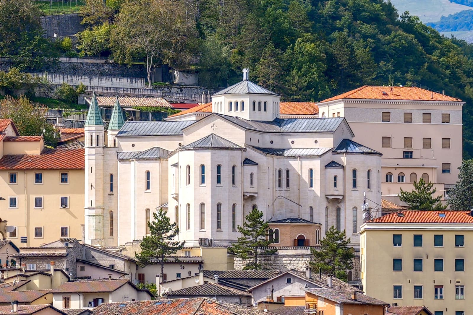 i due campanili della basilica di Santa Rita fra i tetti di Cascia