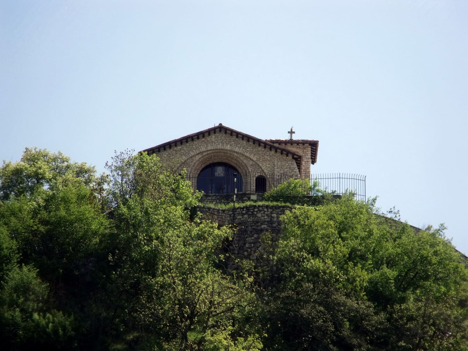 la cappella in cima allo Scoglio di Santa Rita, vista dal basso fra gli alberi