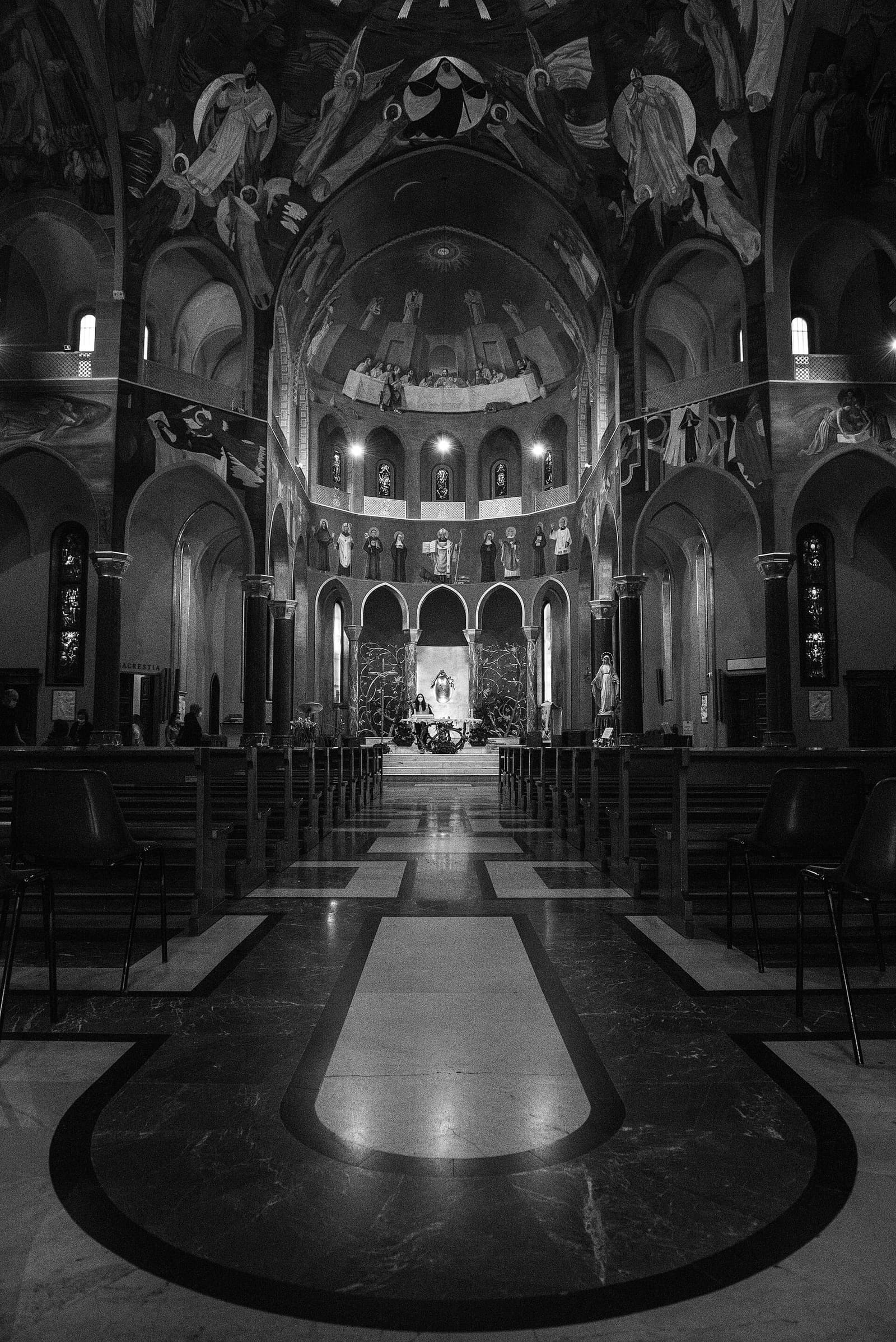la navata della basilica di Santa Rita, a croce greca, verso l'altare maggiore