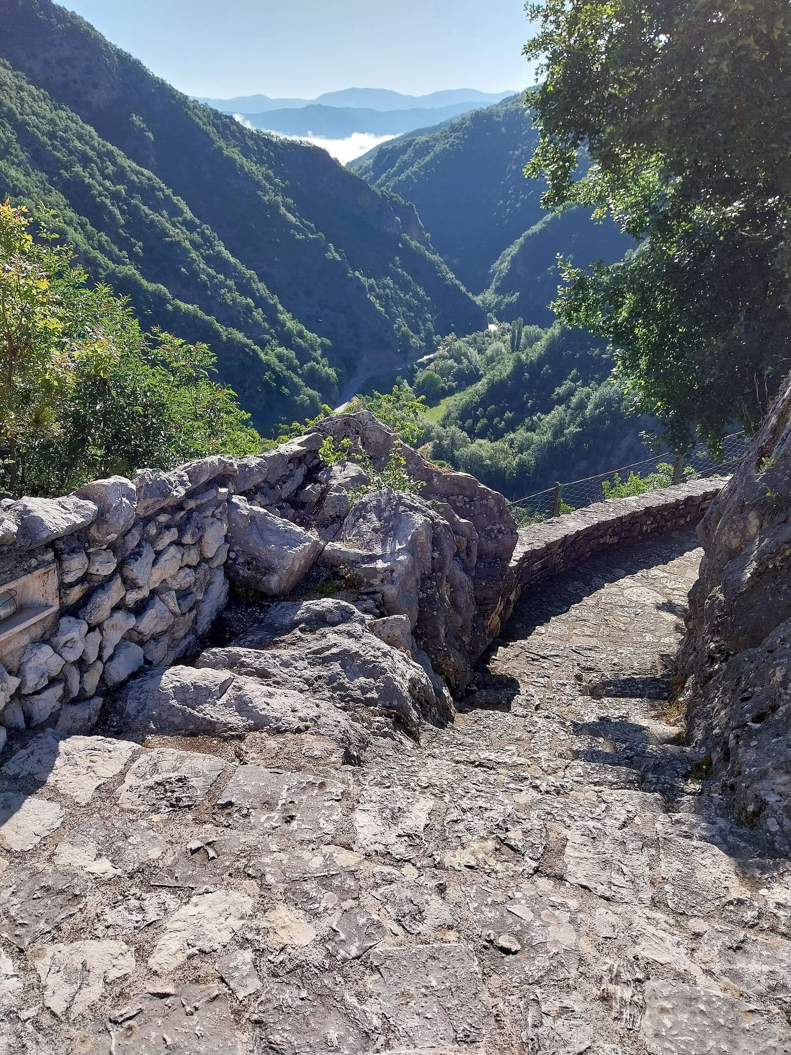 la salita allo Scoglio fra i muri di pietra, con la valle del Corno sotto