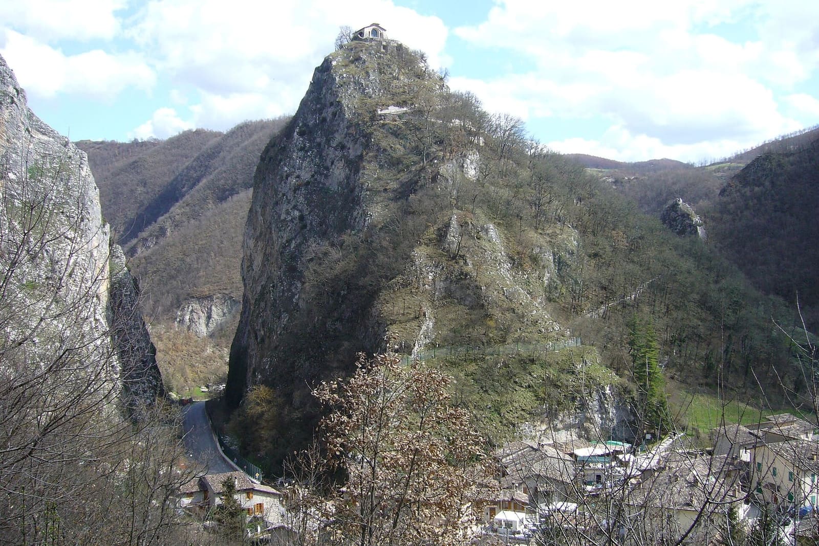 lo Scoglio di Santa Rita visto dall'orto del miracolo, con le case di Roccaporena ai piedi