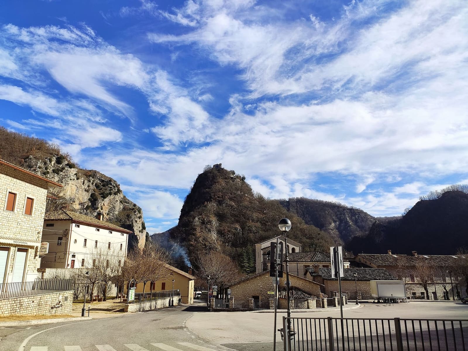 Roccaporena con lo Scoglio di Santa Rita che si alza sopra il paese