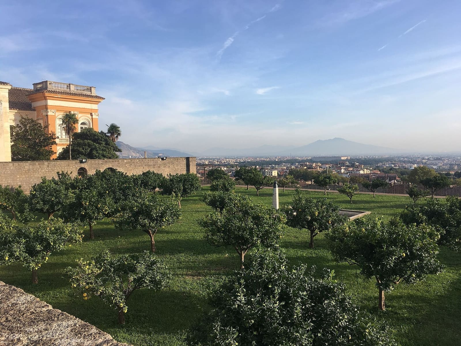 i giardini a terrazze di San Leucio con il Vesuvio sullo sfondo