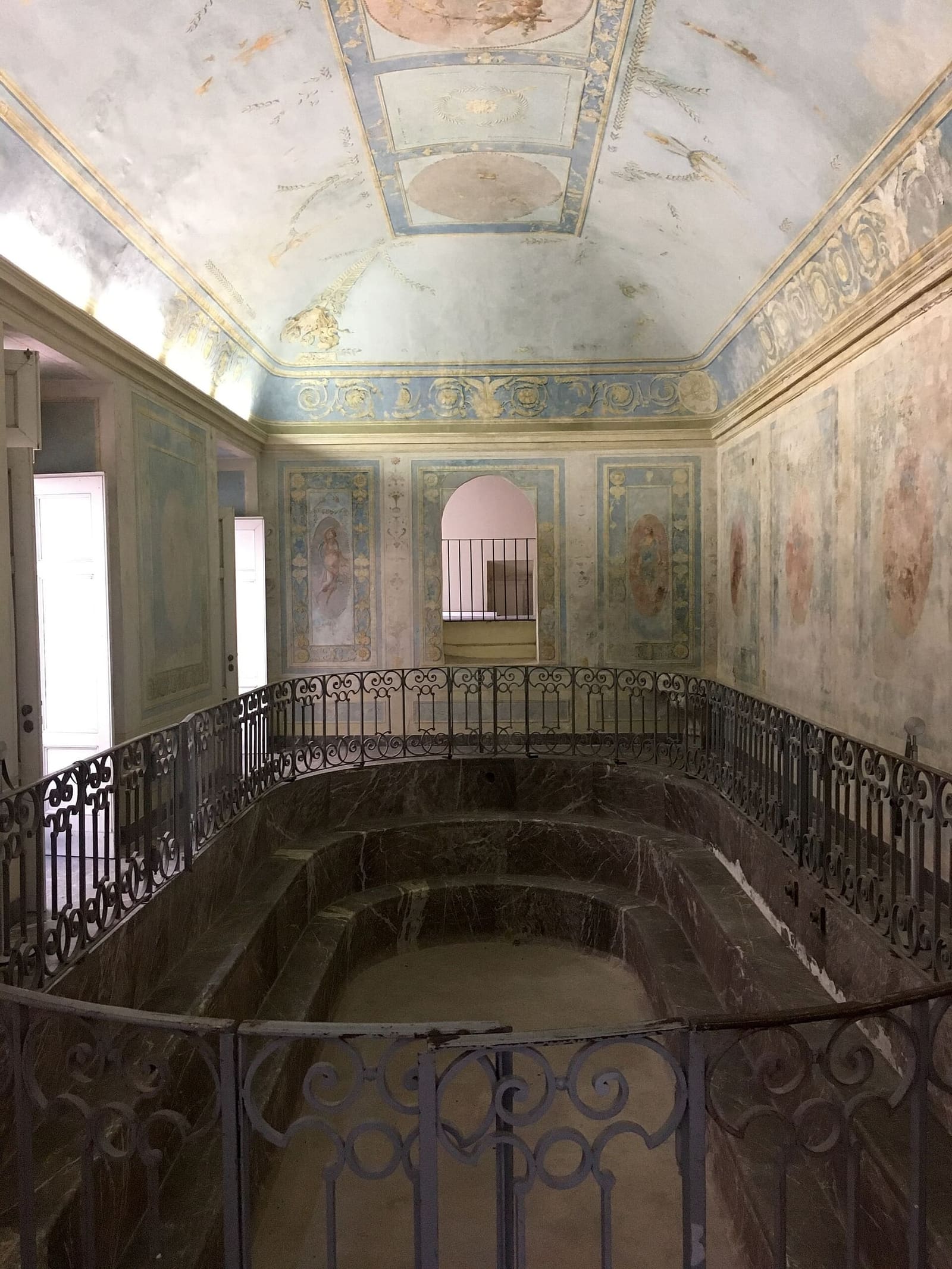 la vasca del bagno negli appartamenti reali del Belvedere, con le pareti dipinte