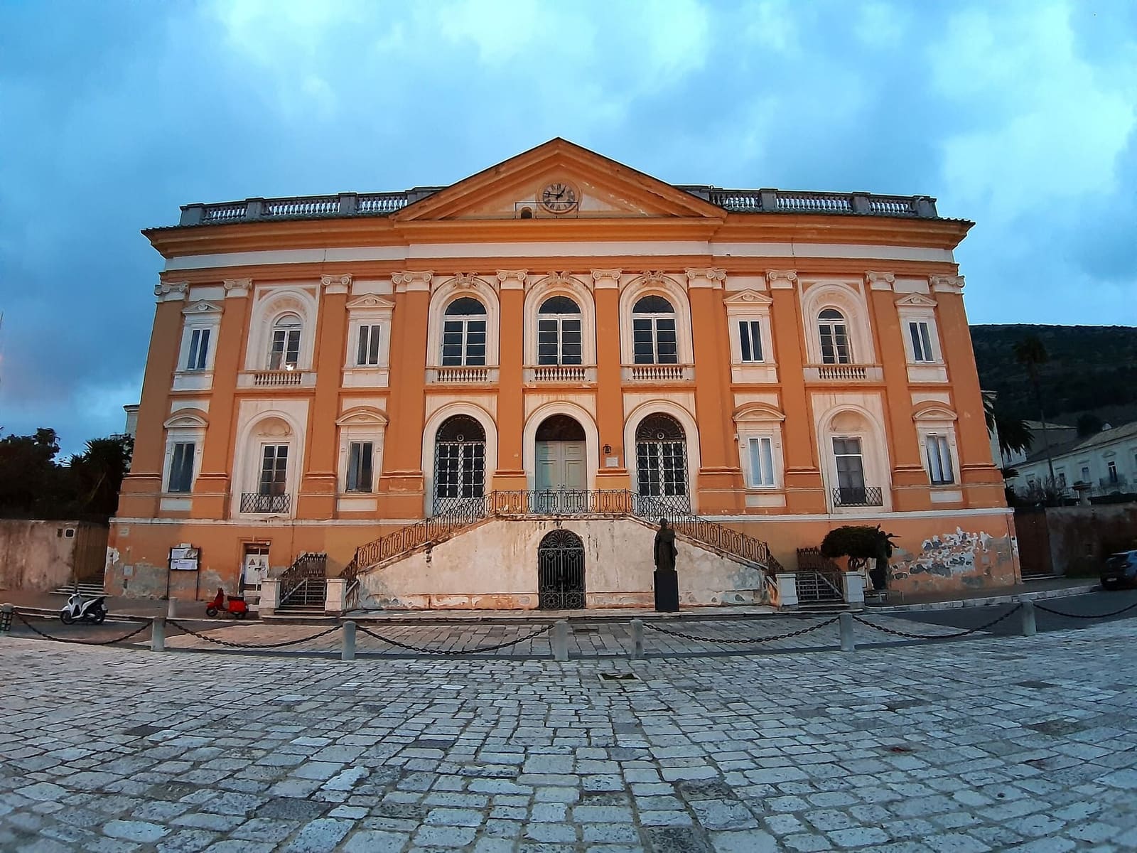 il Palazzo del Belvedere di San Leucio in cima alla scalinata, la sera