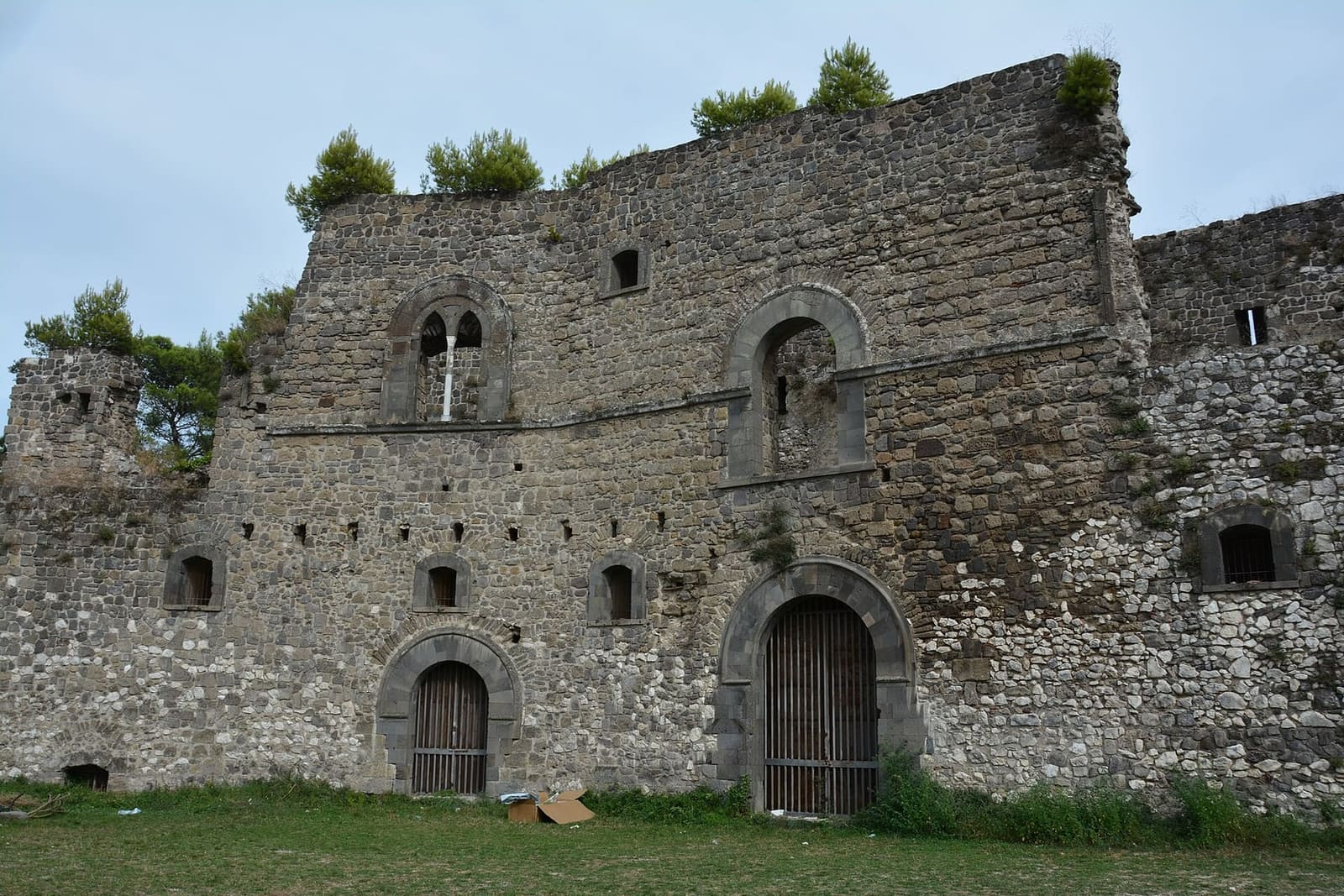 le mura del castello di Casertavecchia con le finestre a bifora