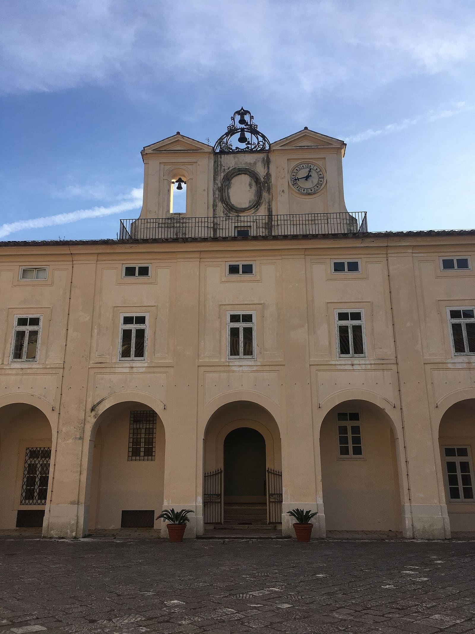 il cortile del Belvedere con l'orologio sulla cappella di San Ferdinando
