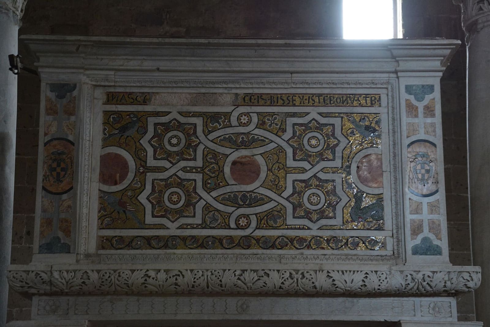 il pulpito del Duomo di Casertavecchia con gli intarsi a mosaico