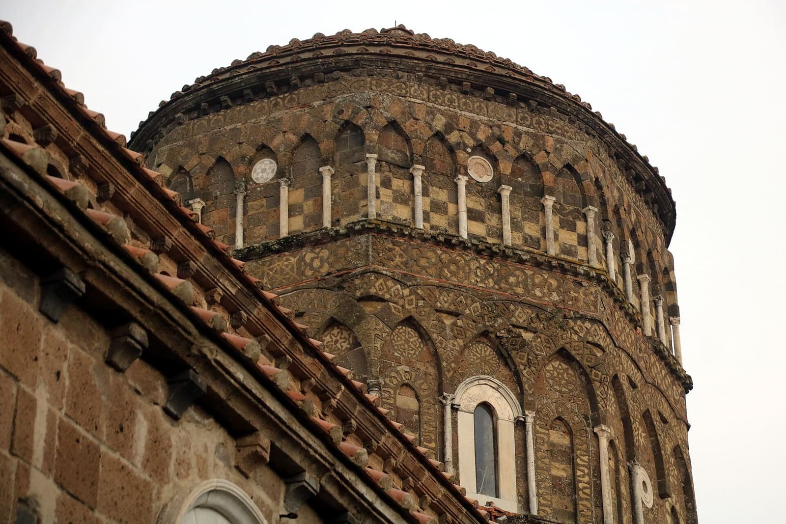 il tiburio del Duomo di Casertavecchia con gli archetti intrecciati di pietra bicolore
