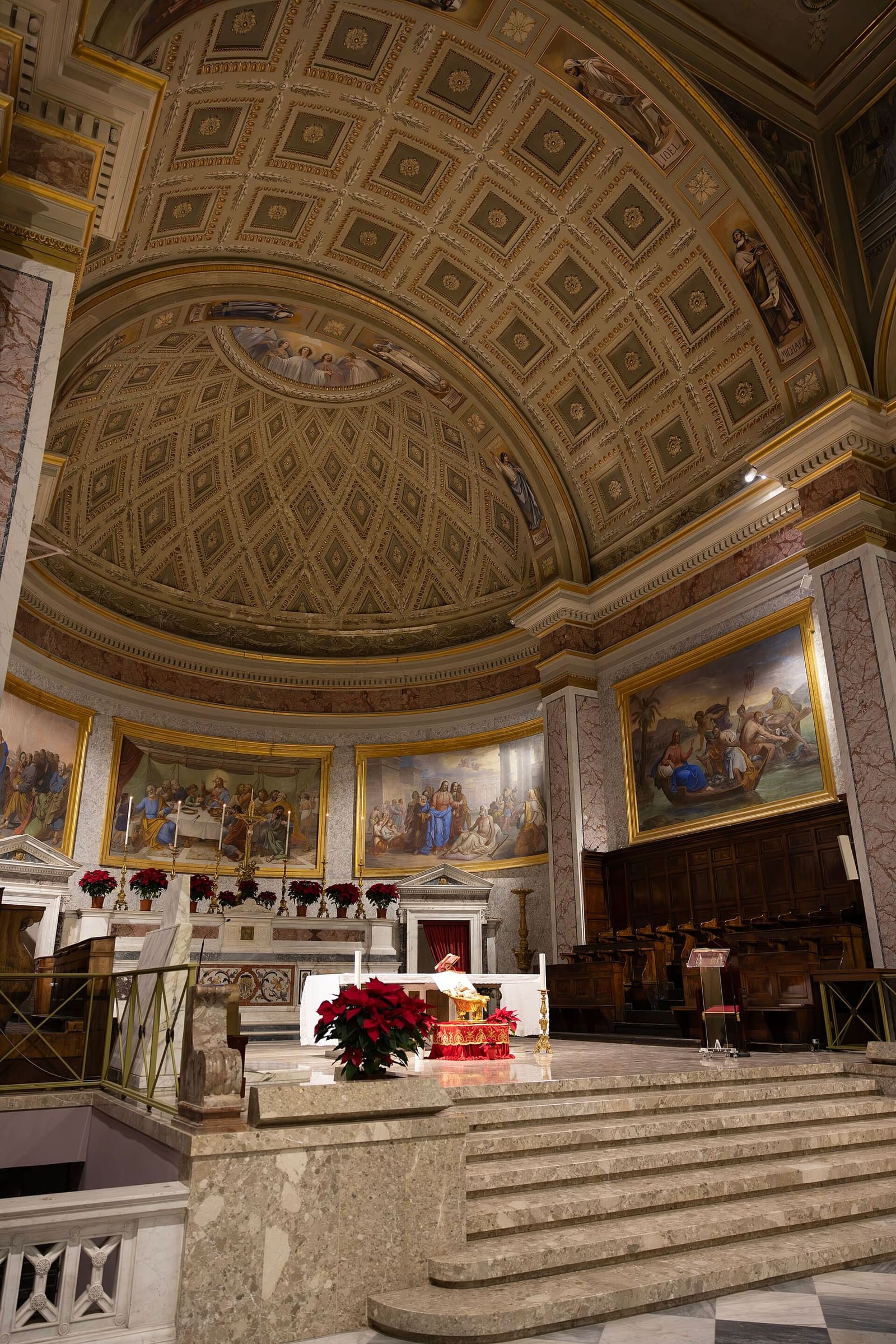 l'abside della Cattedrale di San Michele Arcangelo con la volta a cassettoni e le stelle di Natale sull'altare