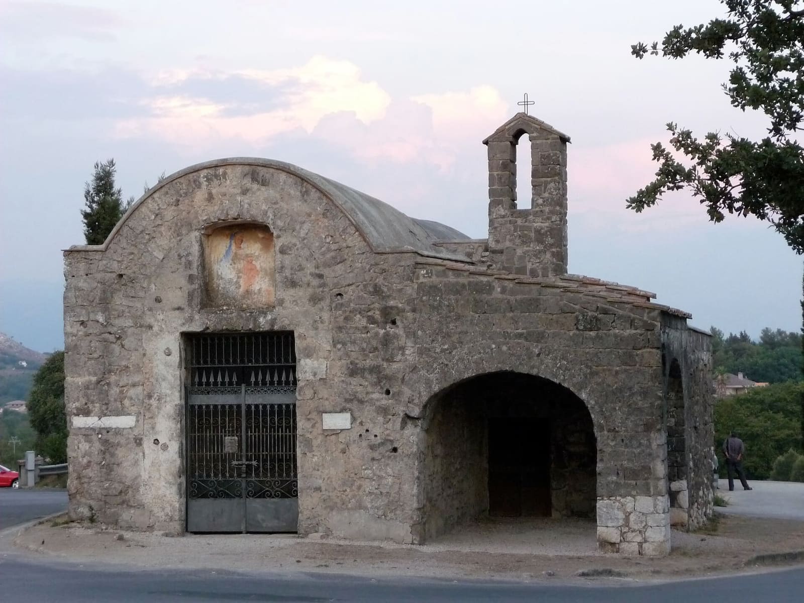 la chiesetta di San Rocco a Casertavecchia, con il campanile a vela