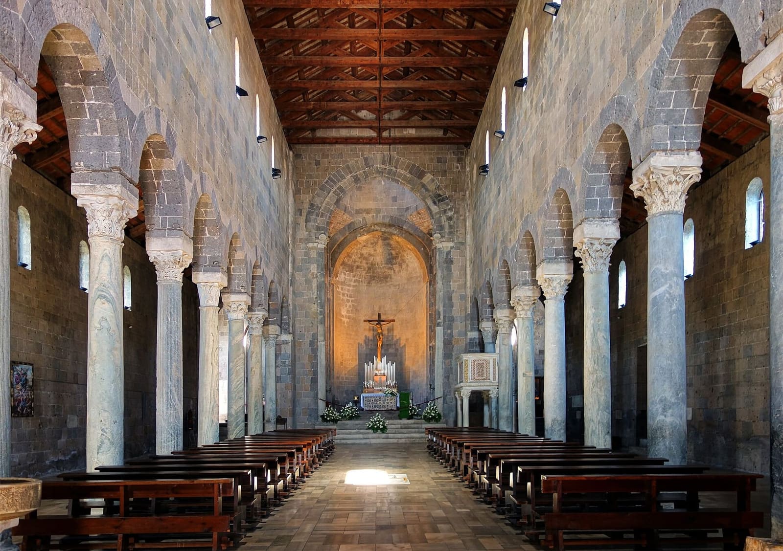 la navata centrale del Duomo di Casertavecchia fra le colonne antiche di spoglio