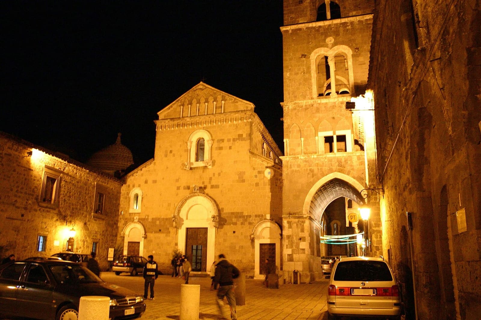 la piazza del Duomo di Casertavecchia illuminata la sera