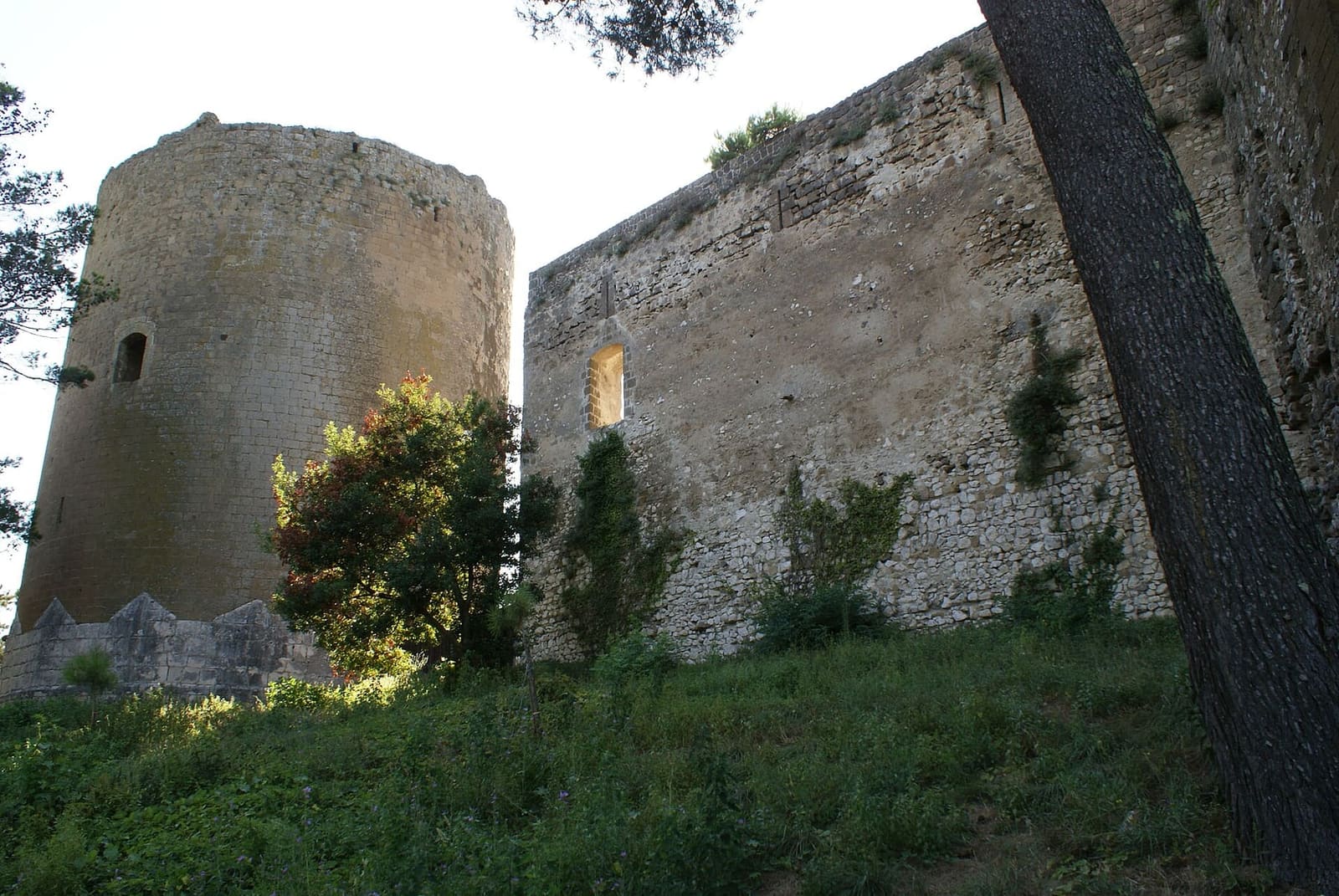 la torre cilindrica del castello di Casertavecchia e la cortina orientale