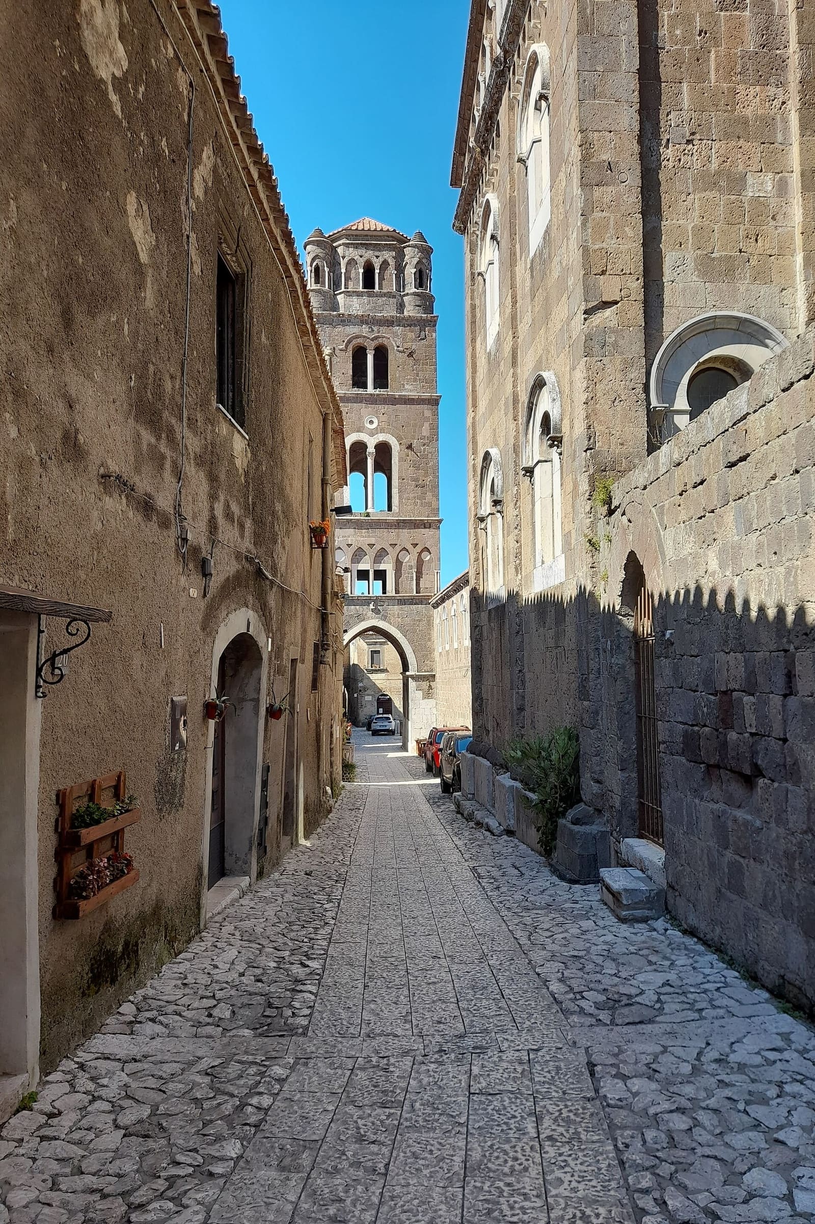 via Annunziata a Casertavecchia, lastricata di pietra, con il campanile del Duomo in fondo