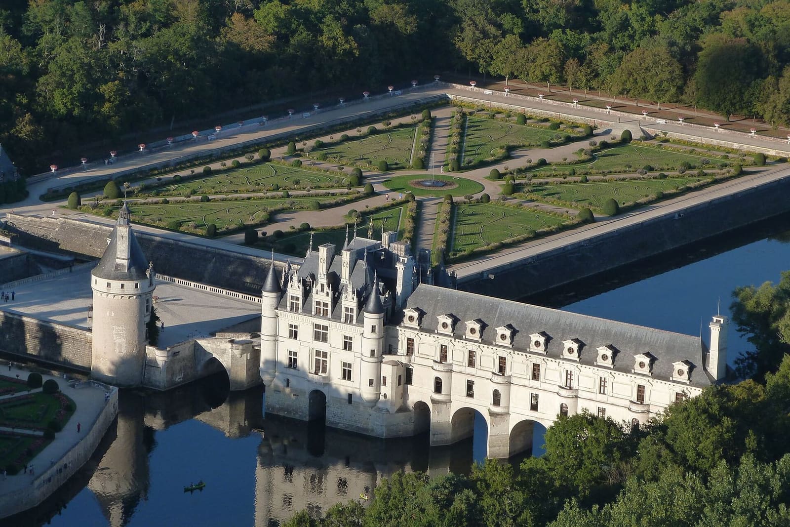 le logis et la galerie vus d'une montgolfière, avec le jardin de Diane de Poitiers derrière