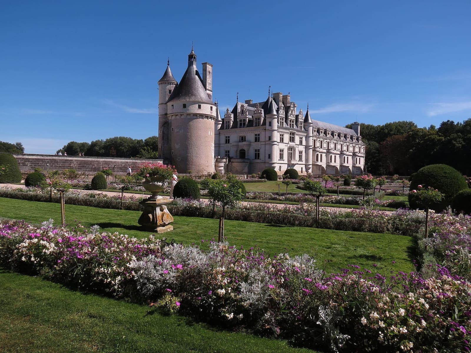 les parterres fleuris du jardin de Catherine de Médicis, avec la tour des Marques et le château