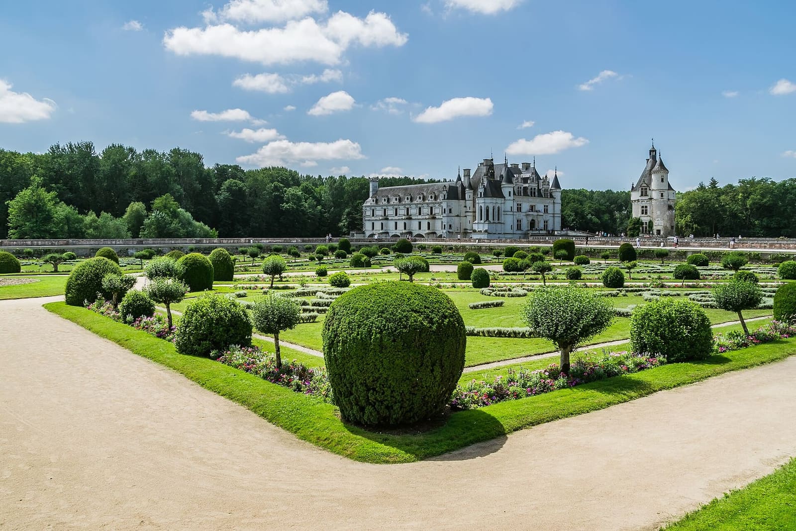 le jardin de Diane de Poitiers, avec le château et la tour des Marques au fond