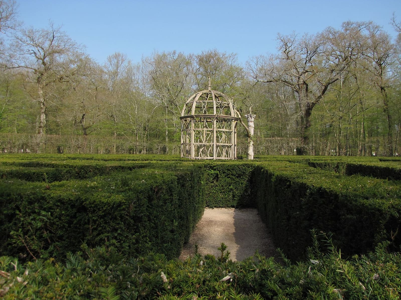 le labyrinthe d'ifs dans le parc, avec le belvédère au centre, en avril