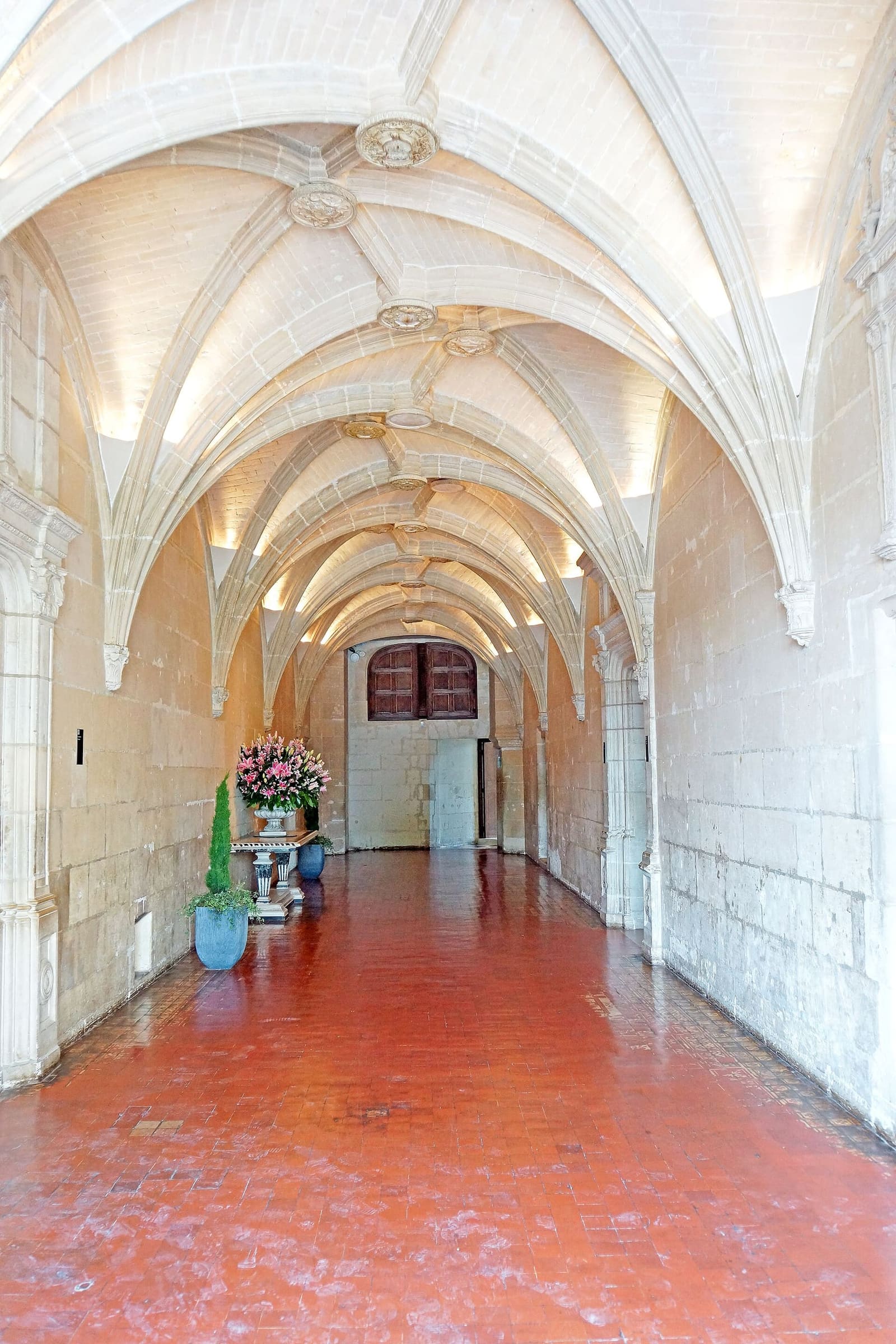 le vestibule du rez-de-chaussée, couvert d'une suite de voûtes d'ogives