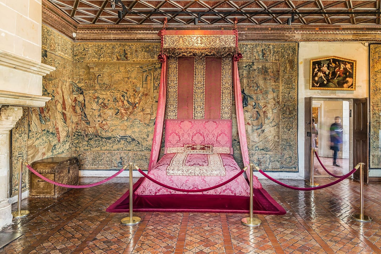 la chambre des Cinq Reines, avec le lit à baldaquin et les tapisseries