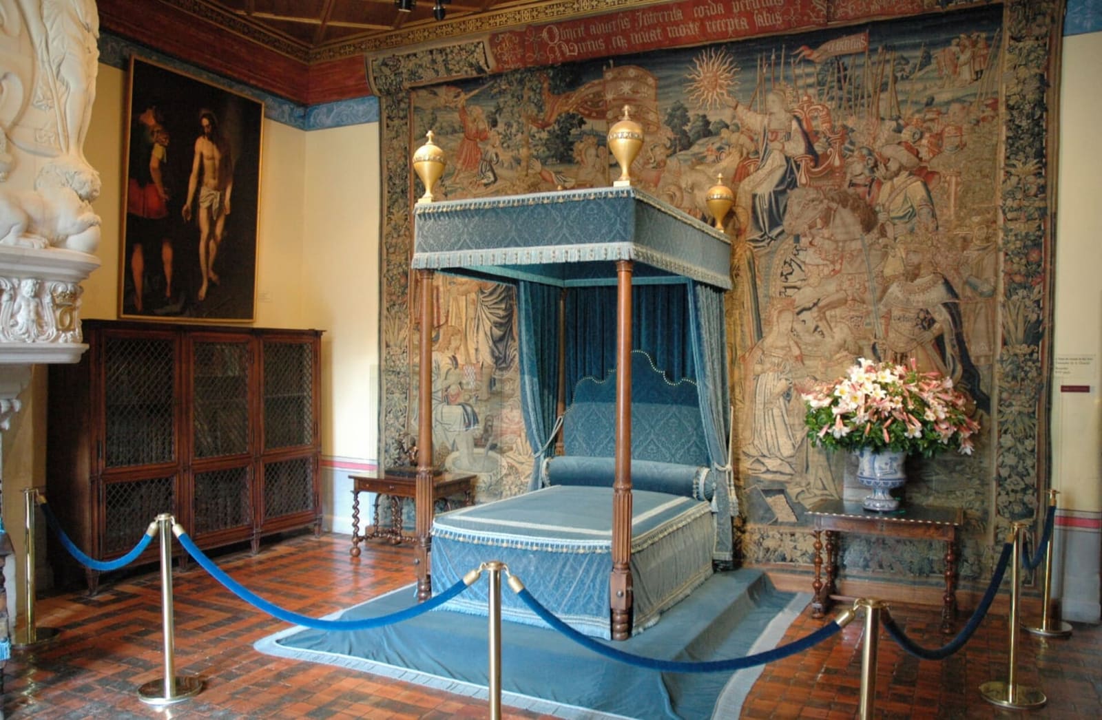 le lit à baldaquin de la chambre de Diane de Poitiers, entre les tapisseries