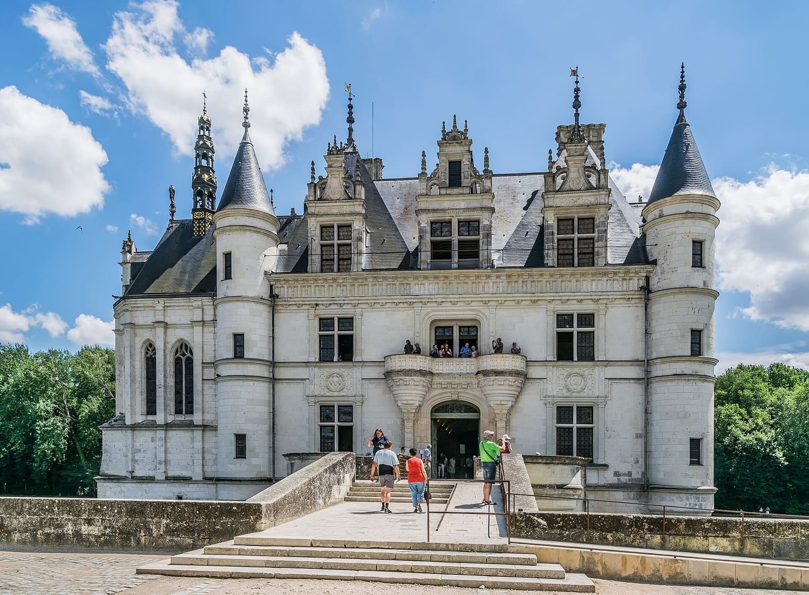 la façade d'entrée du logis, avec l'escalier et le portail