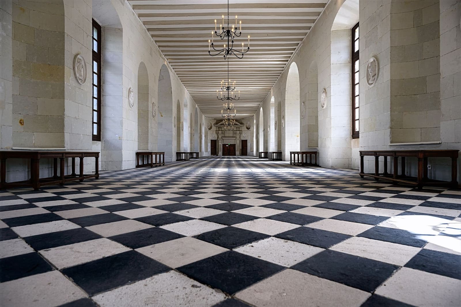 la galerie sur le Cher vue de l'intérieur, avec son dallage en damier noir et blanc