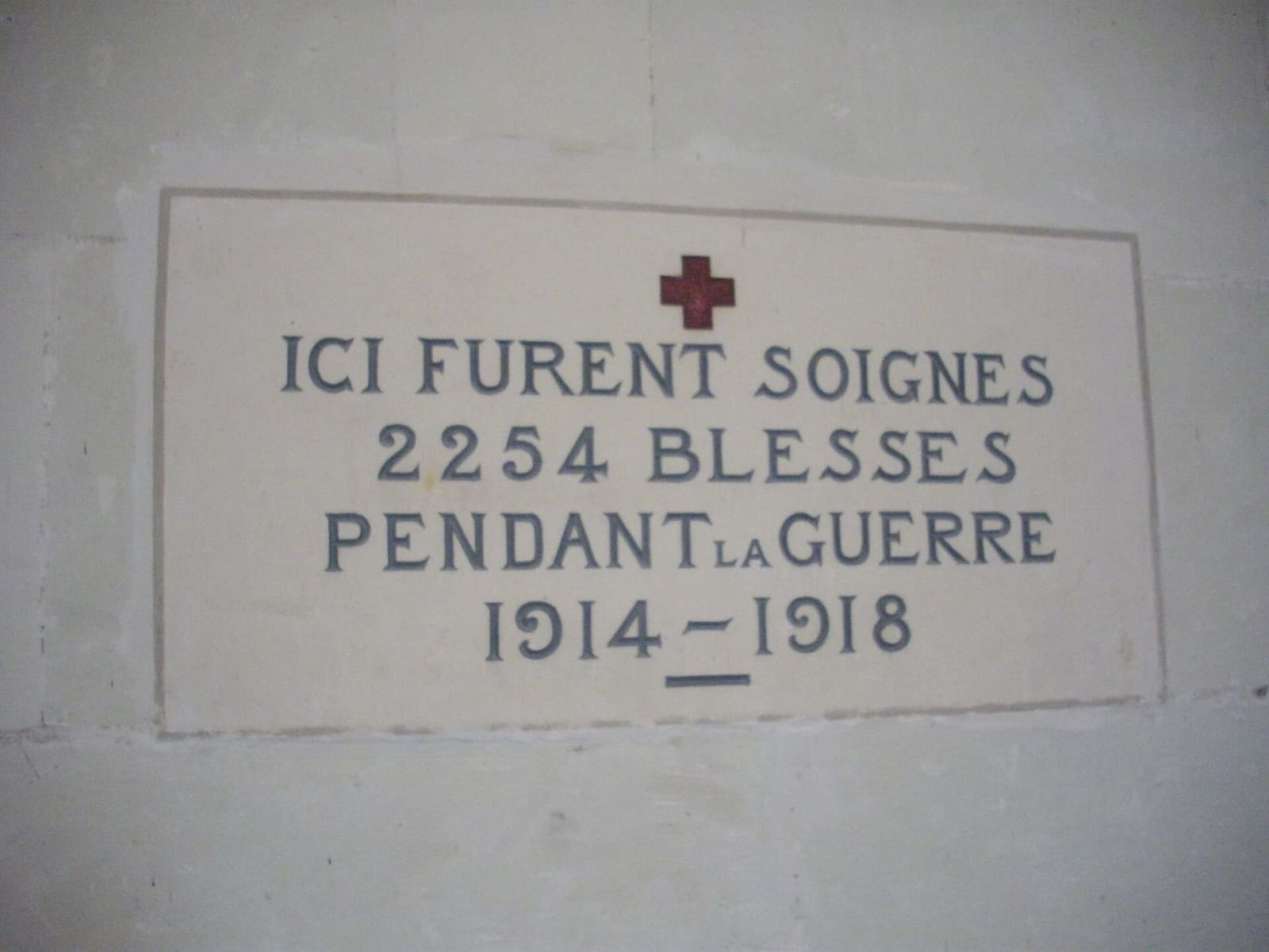 la plaque de la galerie qui rappelle les 2 254 blessés soignés ici pendant la guerre de 1914-1918