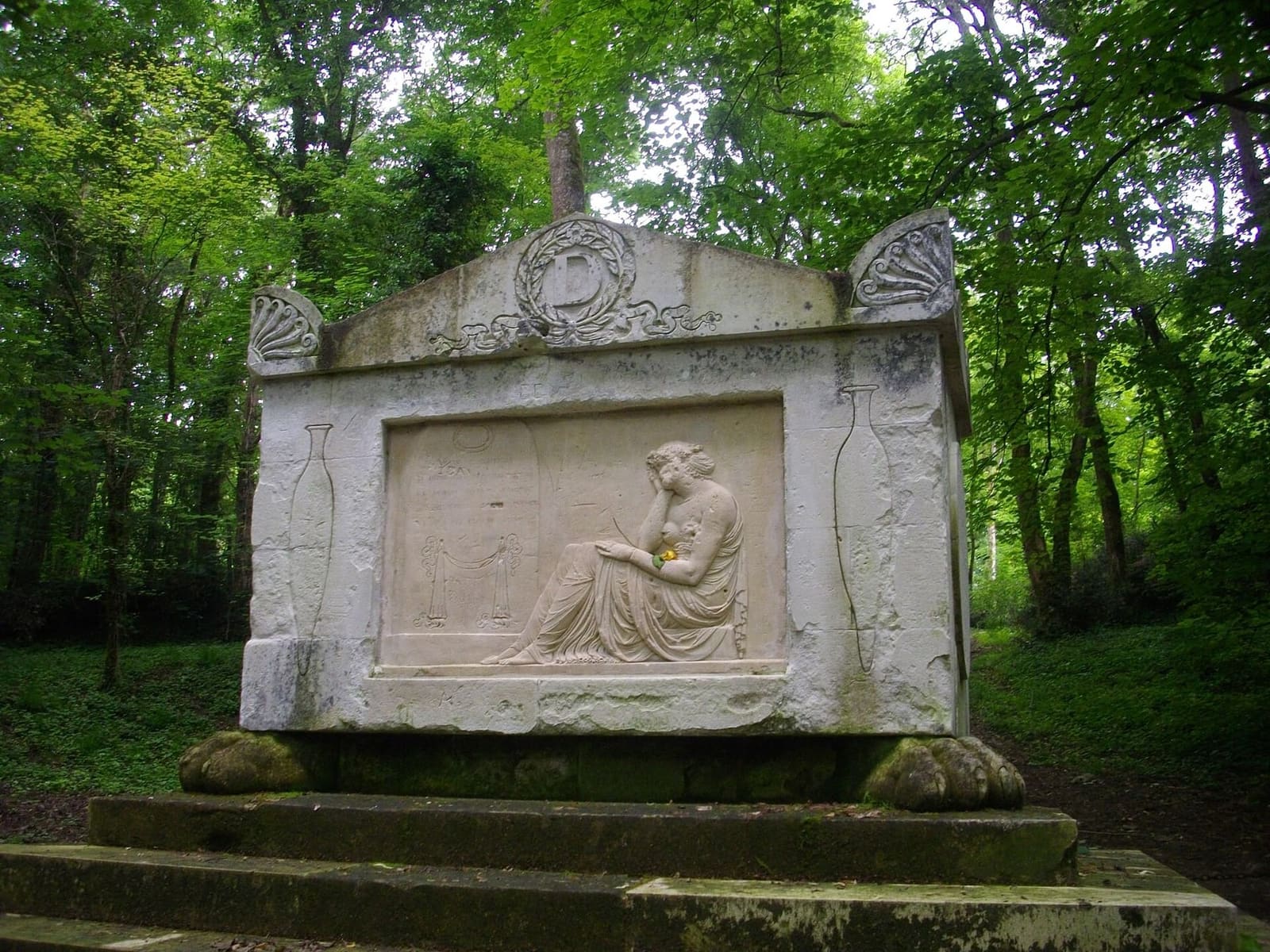 le tombeau de Louise Dupin dans le bois au sud du parc