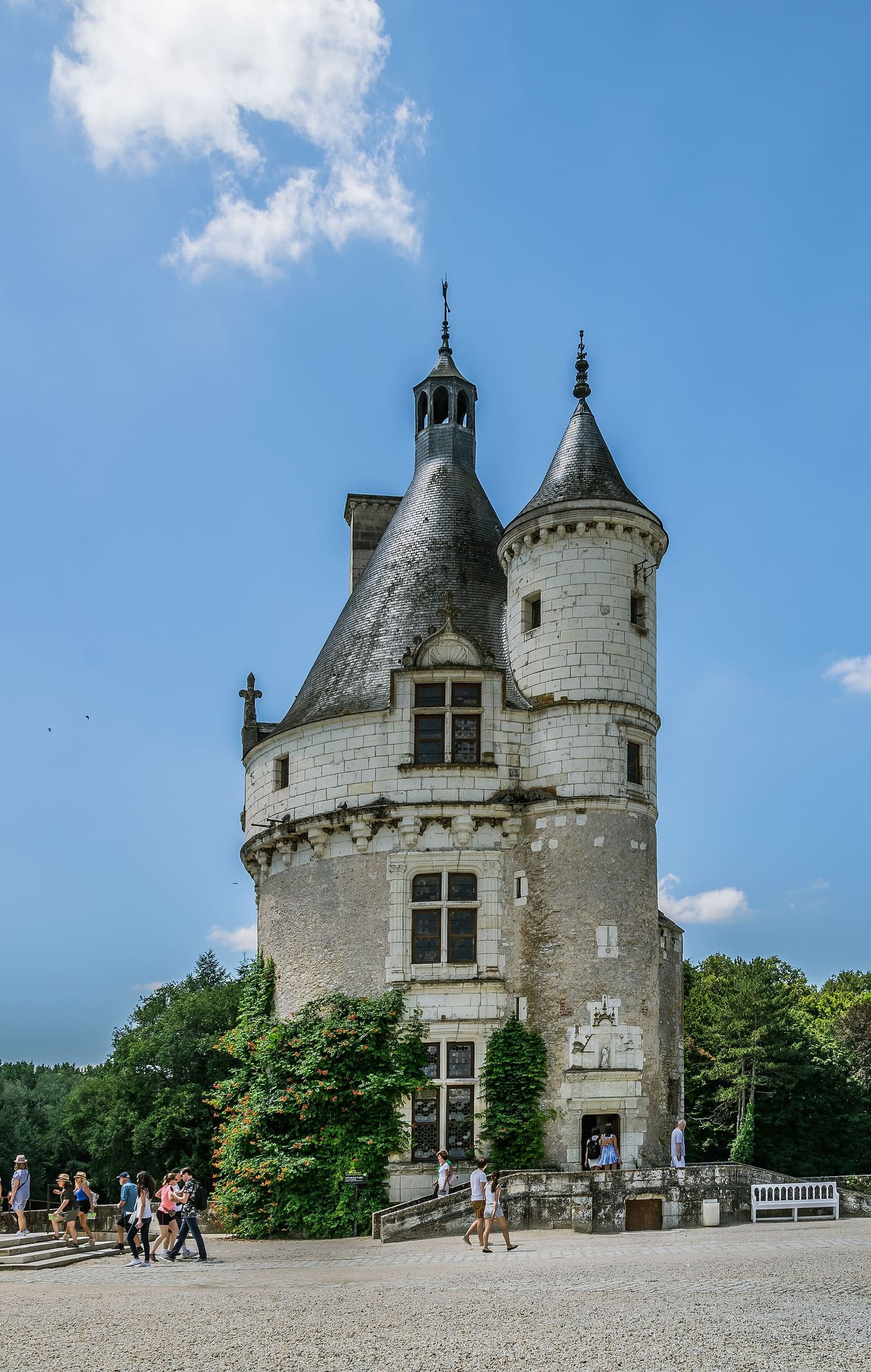 la tour des Marques, le donjon qui reste du château plus ancien, sur la terrasse d'entrée
