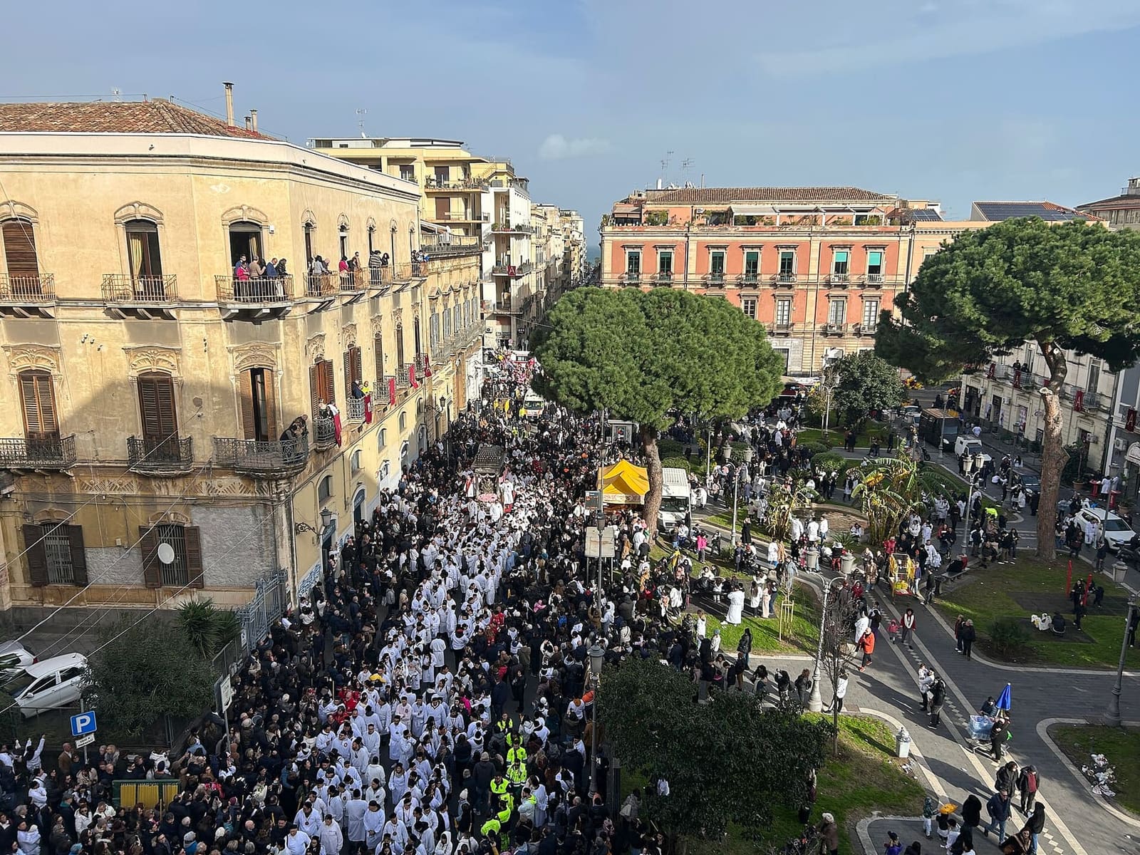 il fercolo di Sant'Agata e la folla dei devoti in piazza Iolanda, nel giro esterno del 4 febbraio