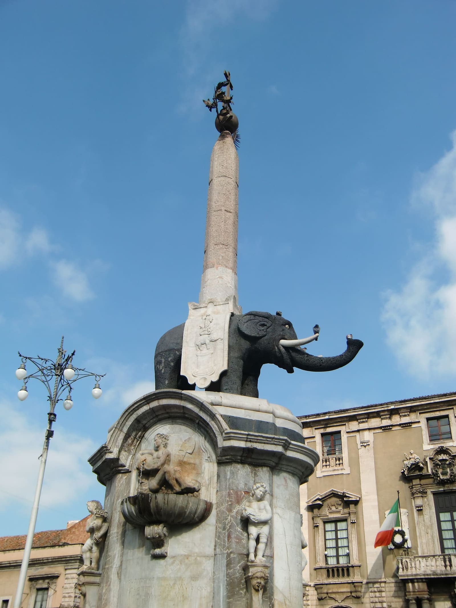 il Liotru, l'elefante di pietra lavica della fontana di Vaccarini, con l'obelisco sulla schiena