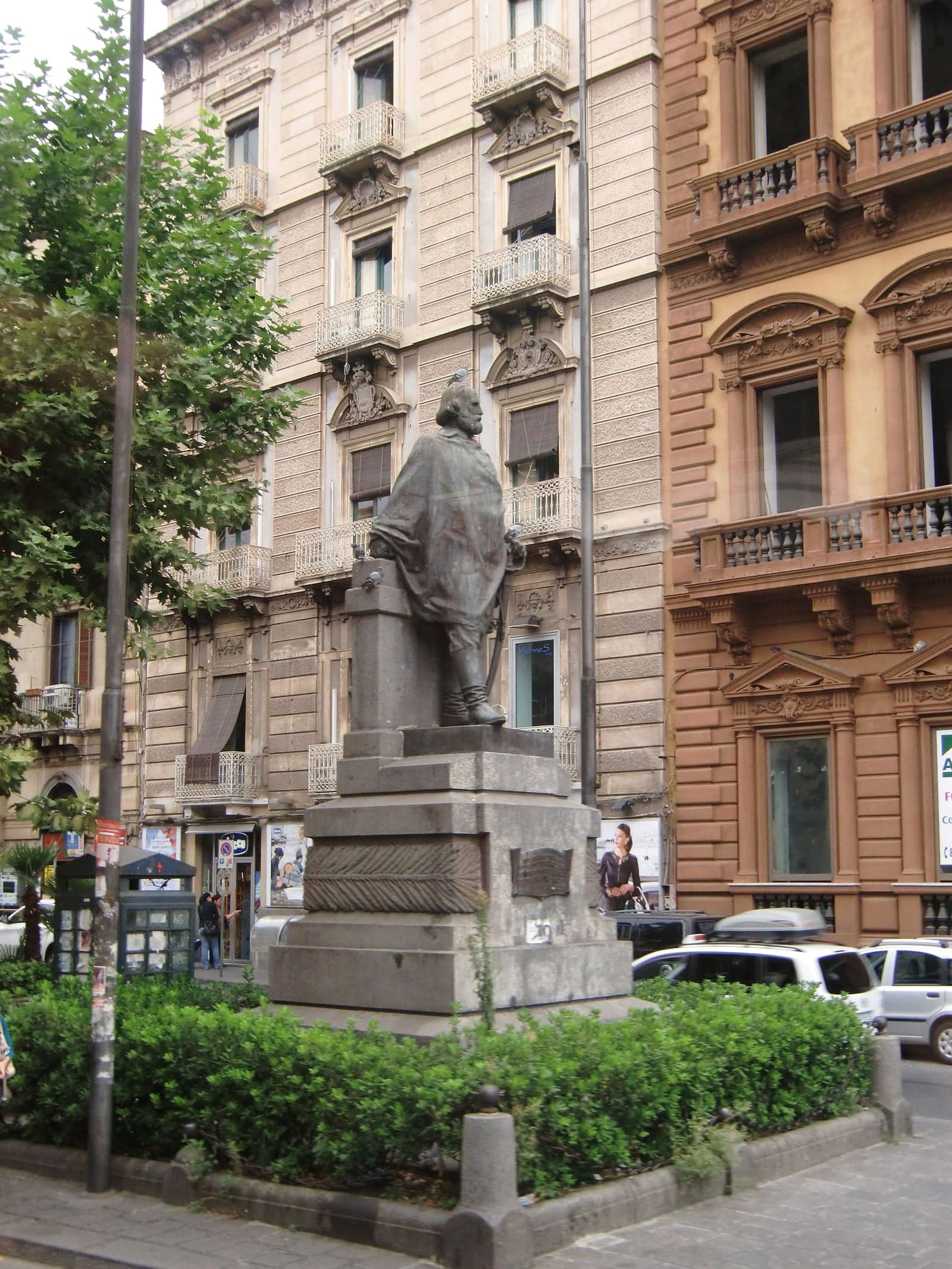 il monumento a Giuseppe Garibaldi in via Etnea, all'angolo con via Umberto