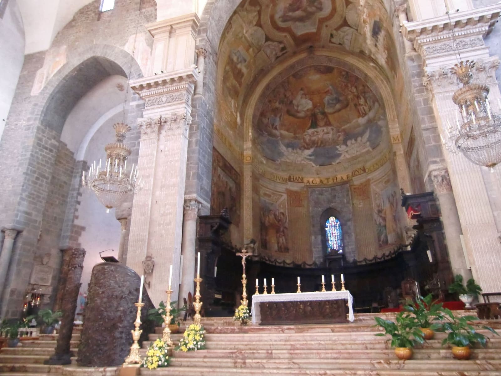 l'altare maggiore e l'abside affrescata della cattedrale