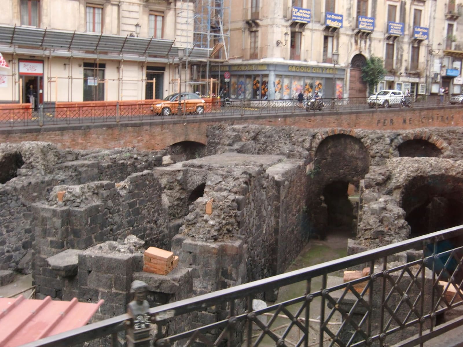 i corridoi di pietra lavica dell'anfiteatro romano, sotto il livello della piazza