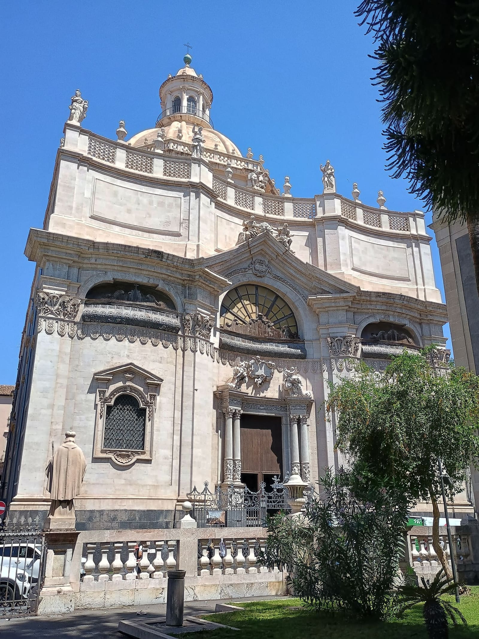 la facciata della Badia di Sant'Agata con la cupola, vista dal Duomo