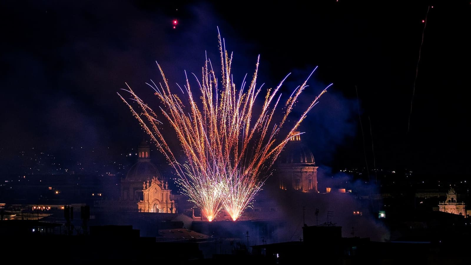i fuochi della sera del 3 febbraio sopra la cattedrale di Sant'Agata
