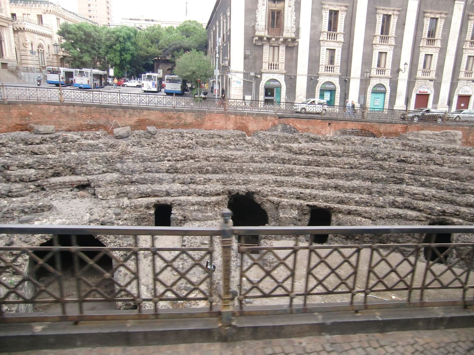la cavea dell'anfiteatro romano scoperta nella fossa di piazza Stesicoro