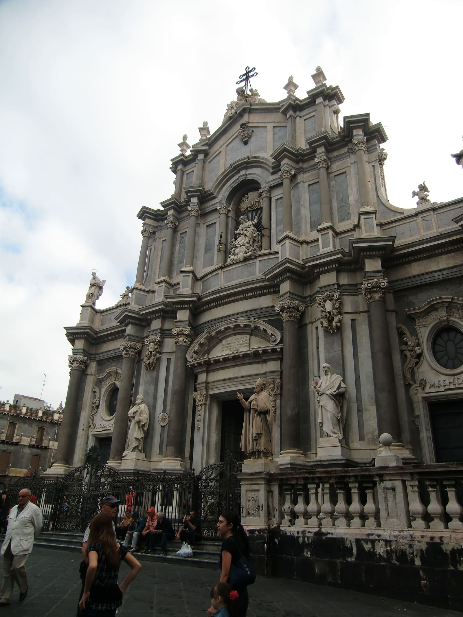 la facciata della cattedrale di Sant'Agata, disegnata da Vaccarini