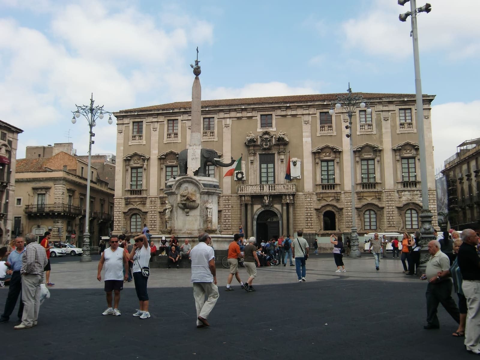 piazza del Duomo con il Liotru e il Palazzo degli Elefanti, il municipio
