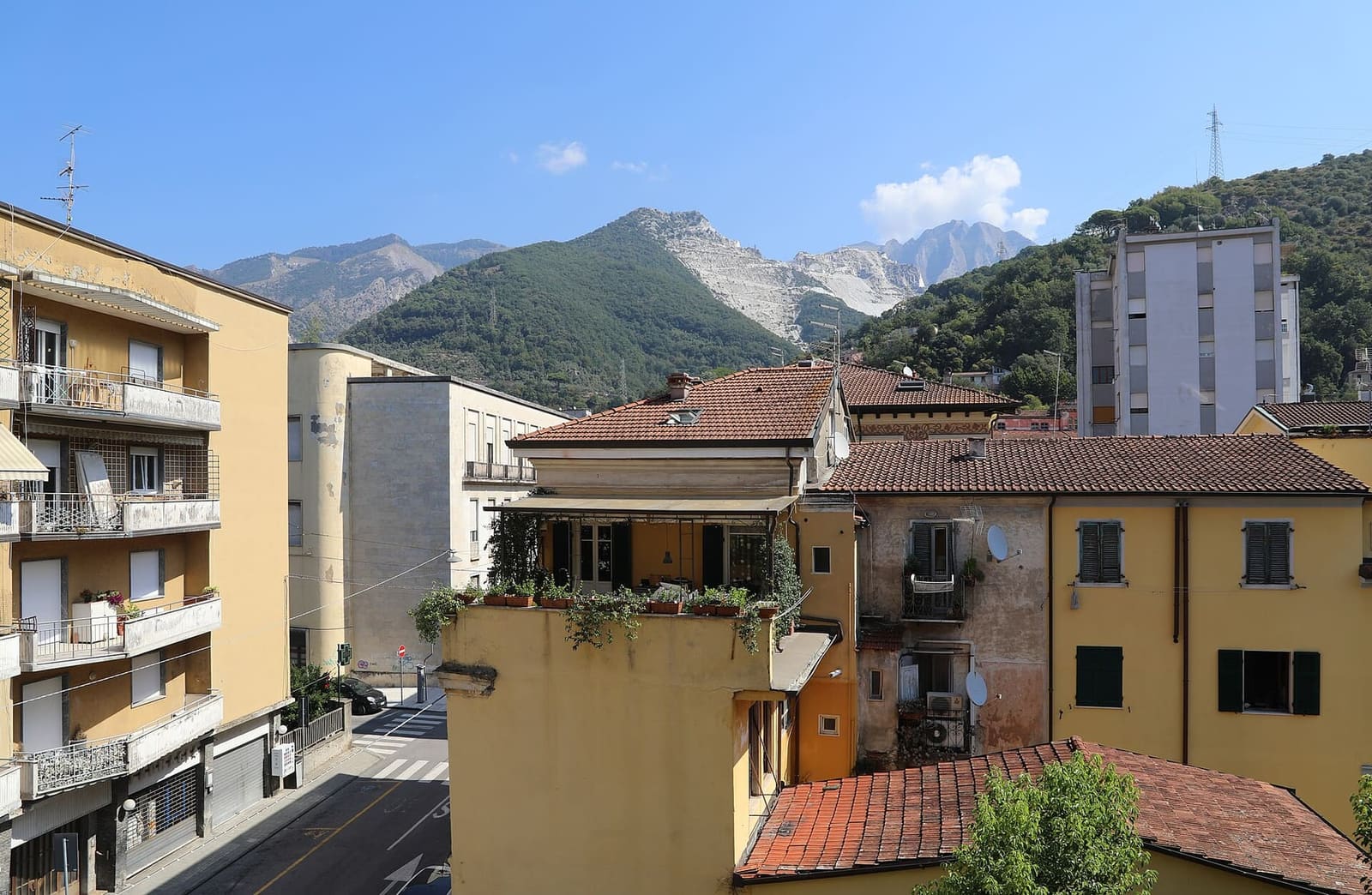 i tetti di Carrara dal palazzo Cucchiari, con le cave bianche sulle Apuane