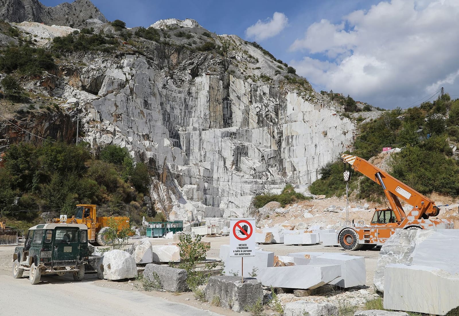 la cava di Fossacava, sulla strada di Colonnata, scavata fin dal tempo dei Romani