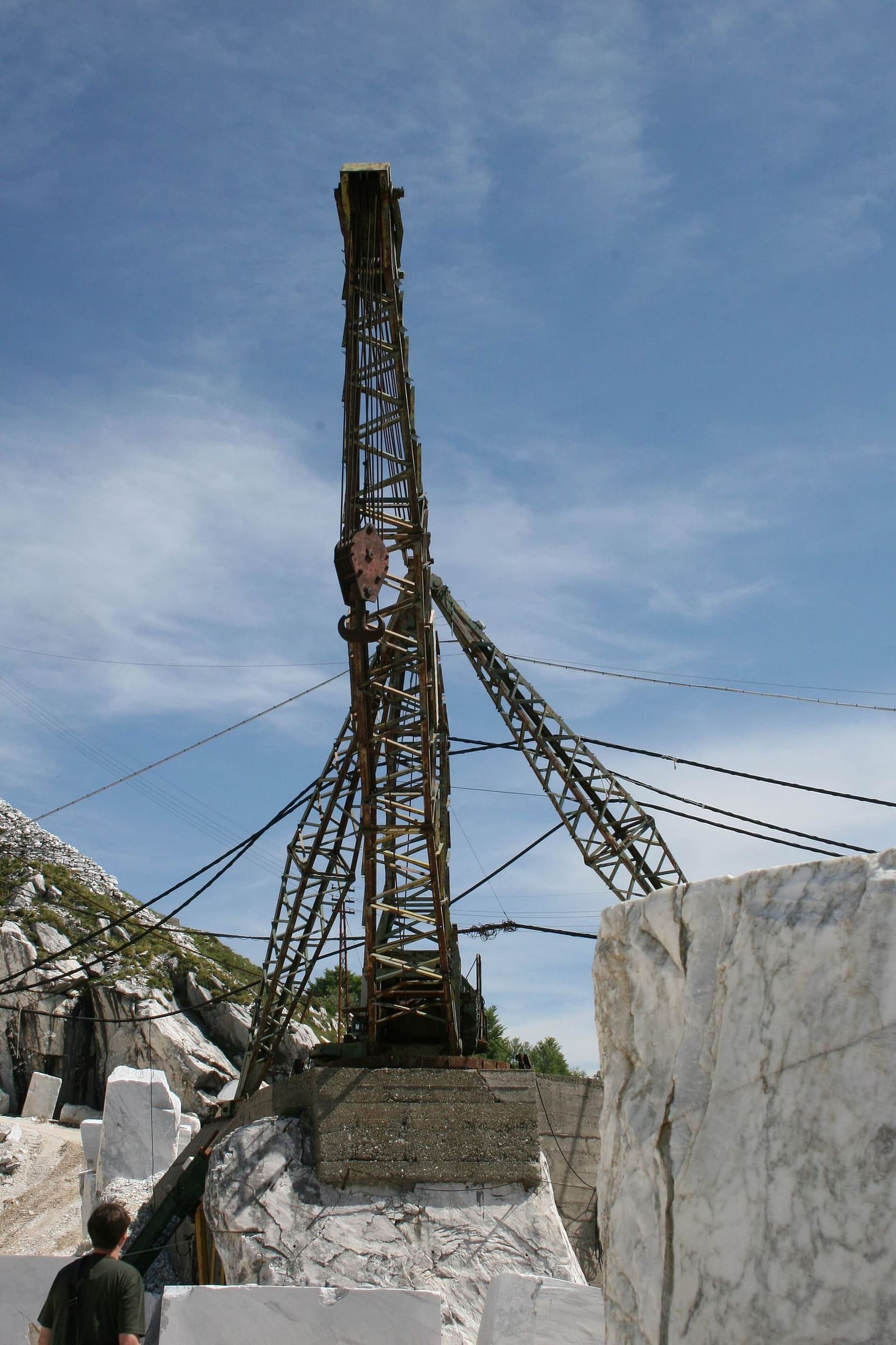 un derrick, la vecchia gru a traliccio che sollevava i blocchi, fermo in una cava
